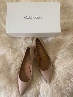 Calvin Klein Kamara Nappa Pumps in Desert Sand